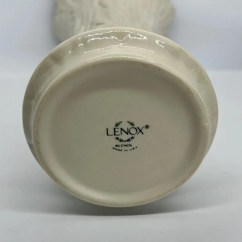 Vintage Lenox Woodland Acanthus Leaf Ivory Embossed Vase 8.5”